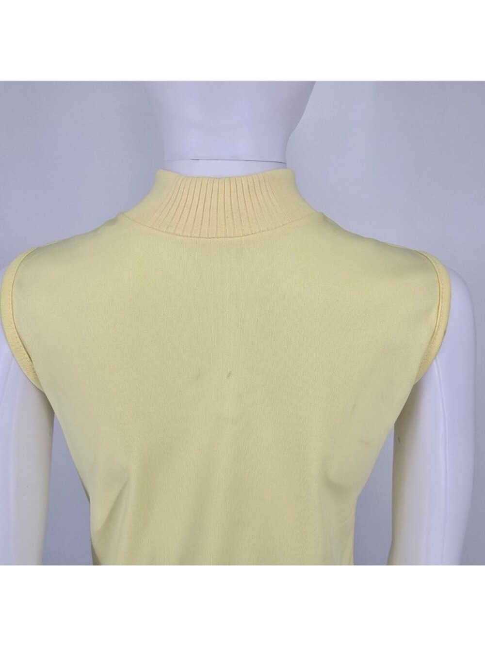 Vintage 1990s Women's Butter Yellow Knit Mock Neck Sleeveless Zip Top (S/M) - Picture 11 of 13
